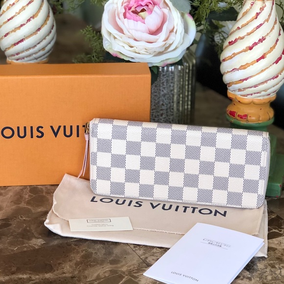 Louis Vuitton Handbags - AUTH Louis Vuitton Portefeuille Clemence Wallet🌺